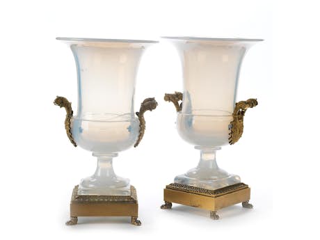 Paar Empire-Ziervasen mit opalisierendem Glas